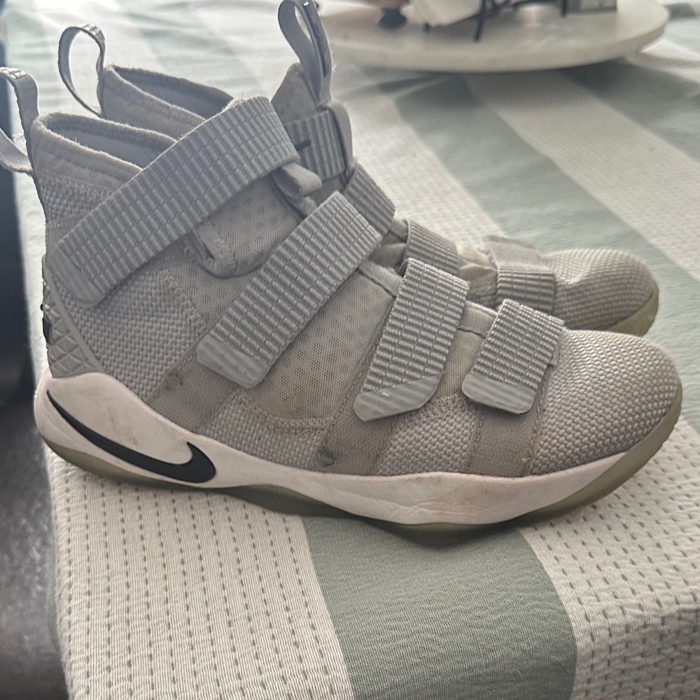 Nike Kids Light Gray Strap Basketball Sneakers-LaBron James size 4.5 kids